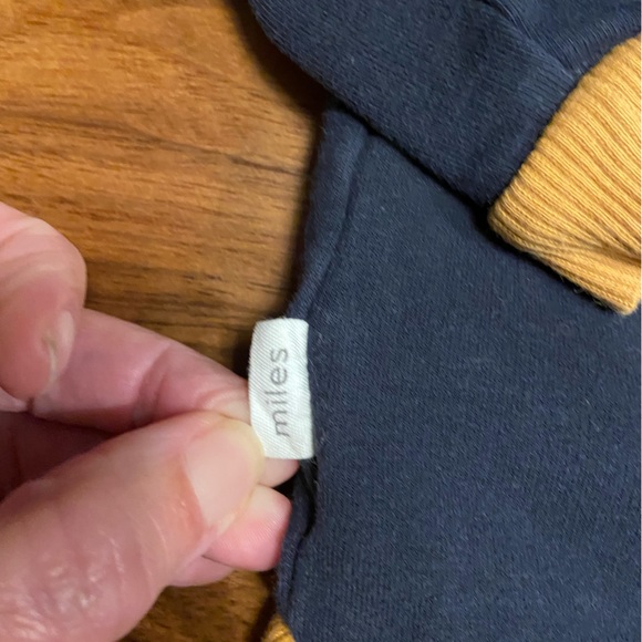 Size 6 Miles sweatshirt and size 6 Appaman T-shirt - Picture 3 of 7